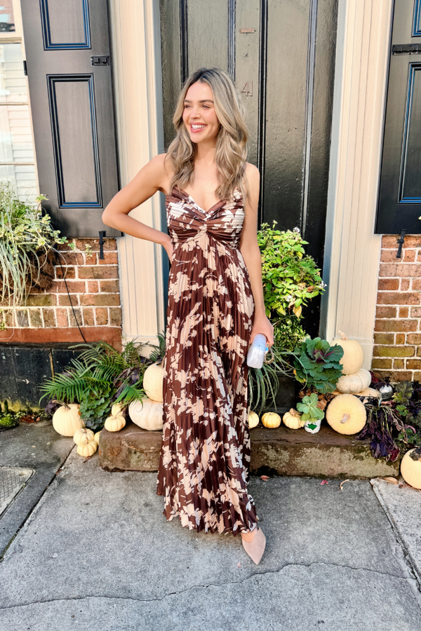 Lia pleated dress in brown